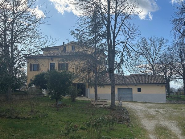 casa indipendente in vendita a Castelraimondo in zona Crispiero