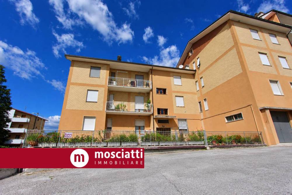 appartamento in vendita a Castelraimondo in zona Collina