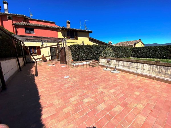casa indipendente in vendita a Castelraimondo in zona Crispiero