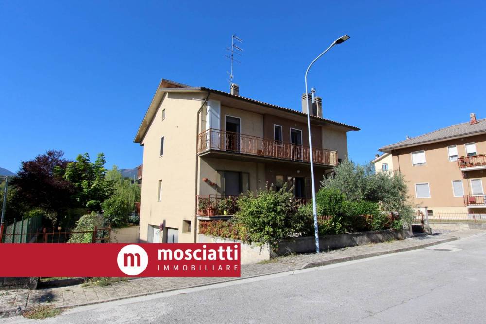 appartamento in vendita a Castelraimondo in zona Collina