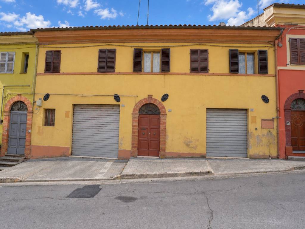 casa indipendente in vendita a Castelraimondo in zona Collina