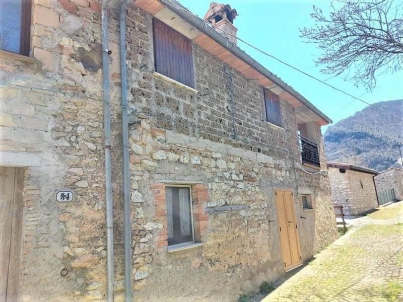 casa indipendente in vendita a Cessapalombo in zona Monastero