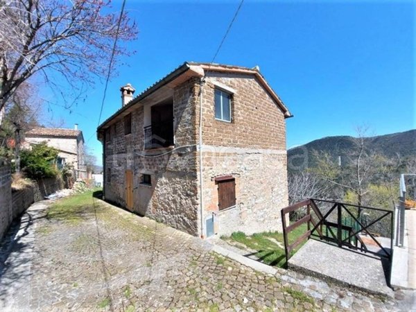 casa indipendente in vendita a Cessapalombo in zona Monastero