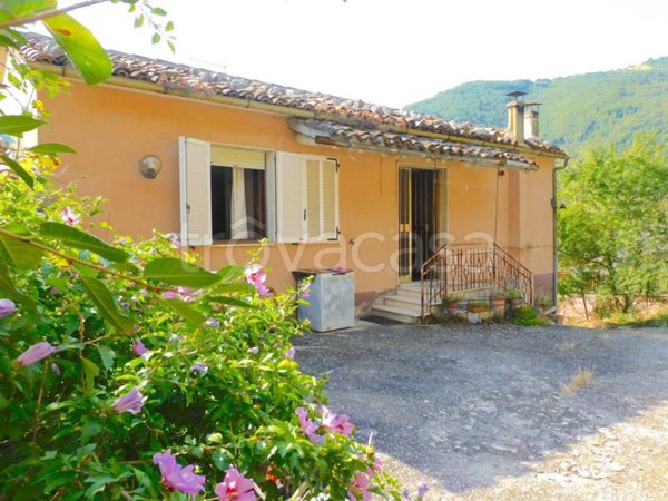 casa indipendente in vendita a Cessapalombo
