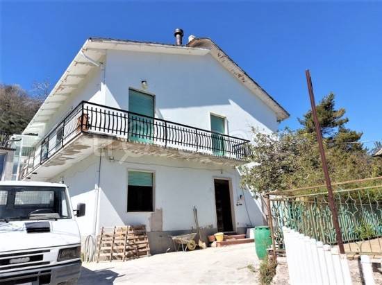 casa indipendente in vendita a Cessapalombo in zona Monastero