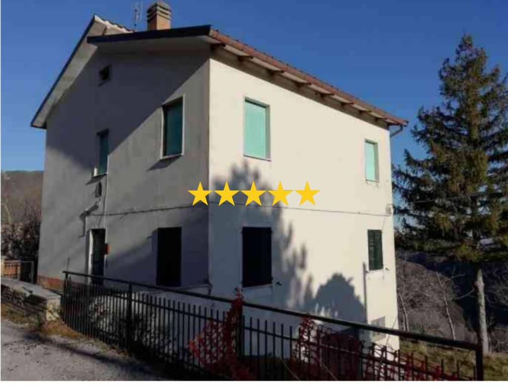 casa indipendente in vendita a Cessapalombo in zona Villa