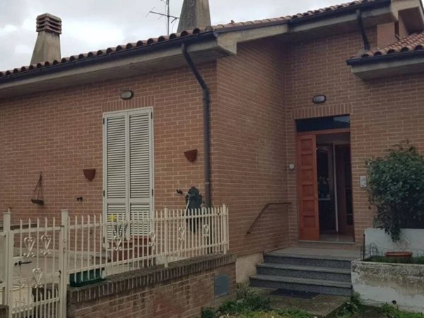 casa indipendente in vendita a Cessapalombo in zona Villa