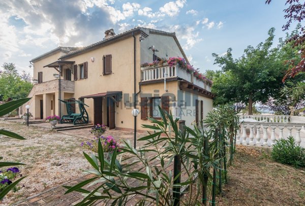 casa indipendente in vendita a Cessapalombo