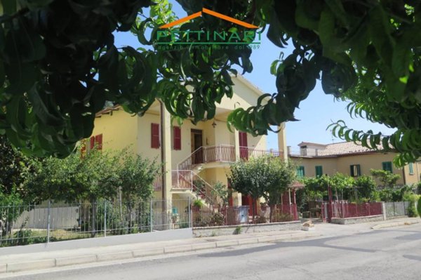 casa indipendente in vendita a Cingoli in zona Troviggiano