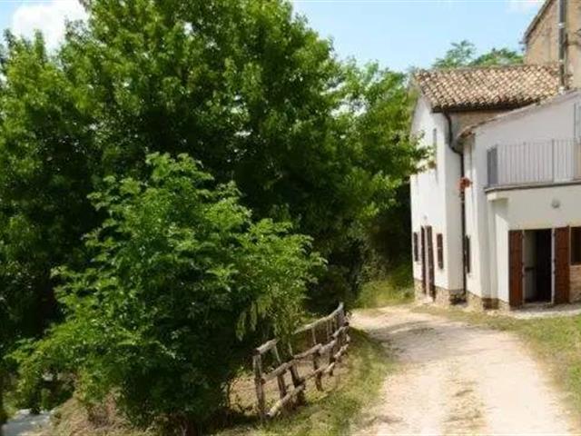 casa indipendente in vendita a Cingoli in zona Castreccioni