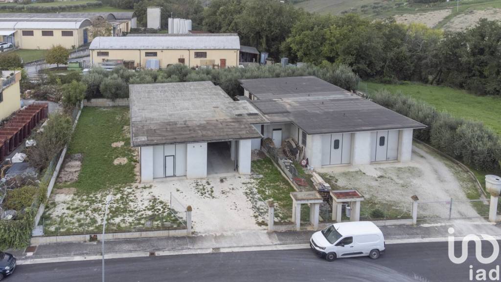 casa indipendente in vendita a Cingoli in zona Troviggiano