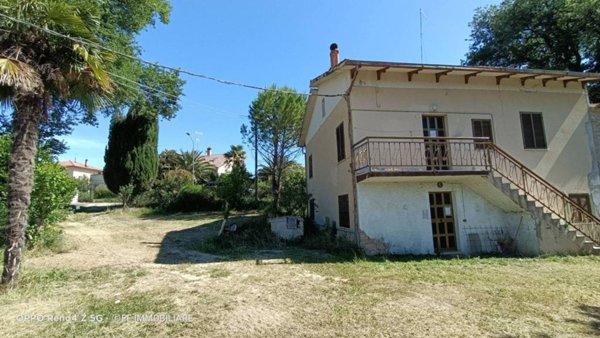 casa indipendente in vendita a Cingoli in zona Pozzo
