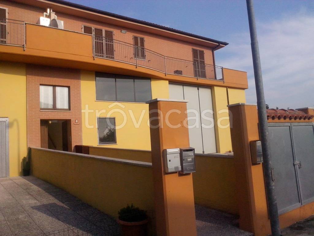 casa indipendente in vendita a Cingoli in zona Troviggiano