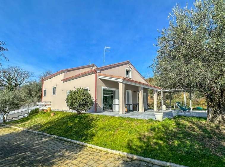 casa indipendente in vendita a Cingoli in zona Grottaccia