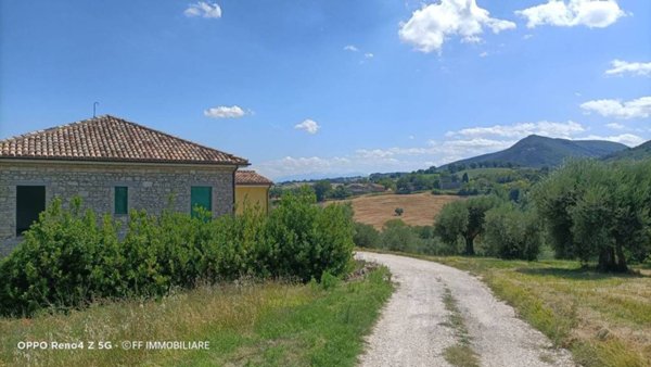 casa indipendente in vendita a Cingoli