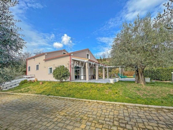 casa indipendente in vendita a Cingoli