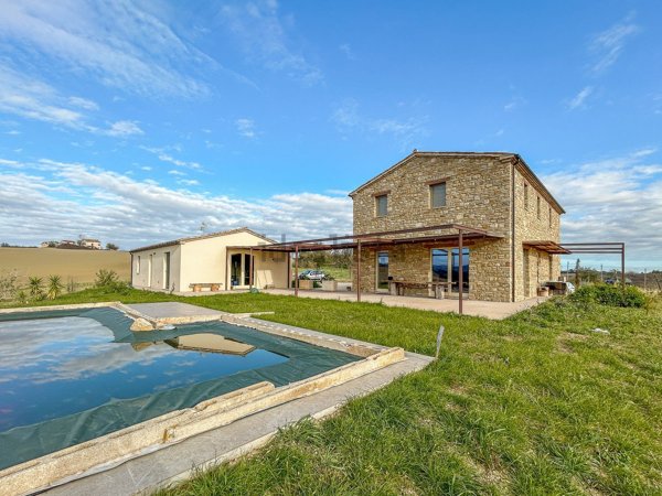 casa indipendente in vendita a Cingoli