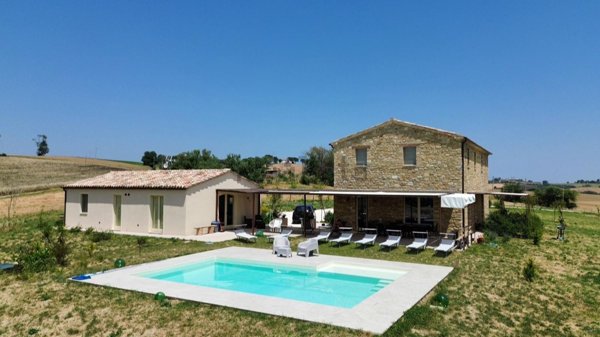 casa indipendente in vendita a Cingoli