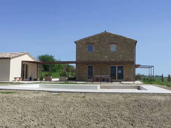 casa indipendente in vendita a Cingoli