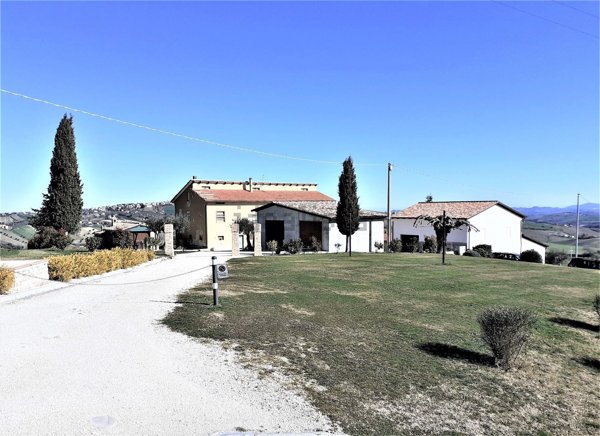 casa indipendente in vendita a Cingoli