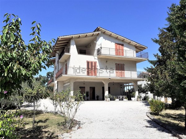 casa indipendente in vendita a Cingoli