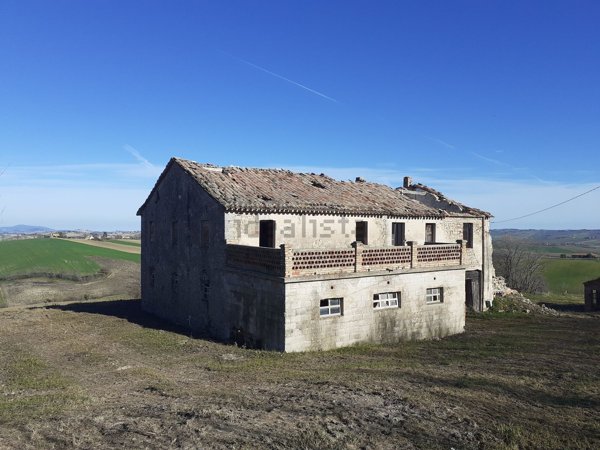 casa indipendente in vendita a Cingoli