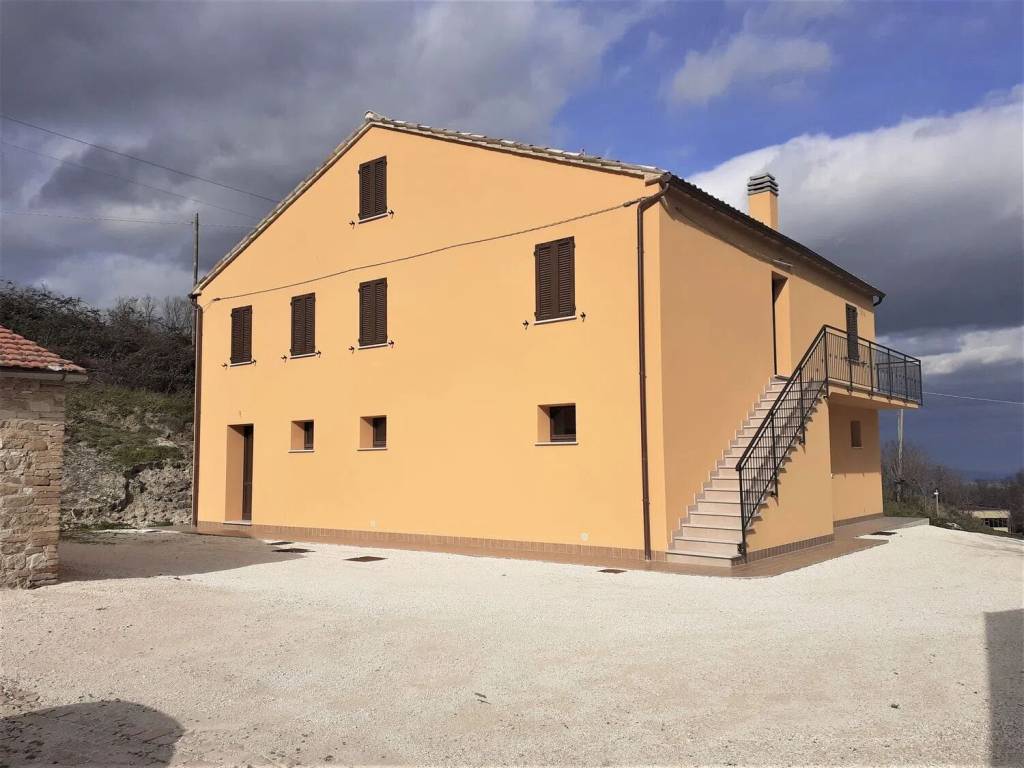casa indipendente in vendita a Cingoli in zona Avenale