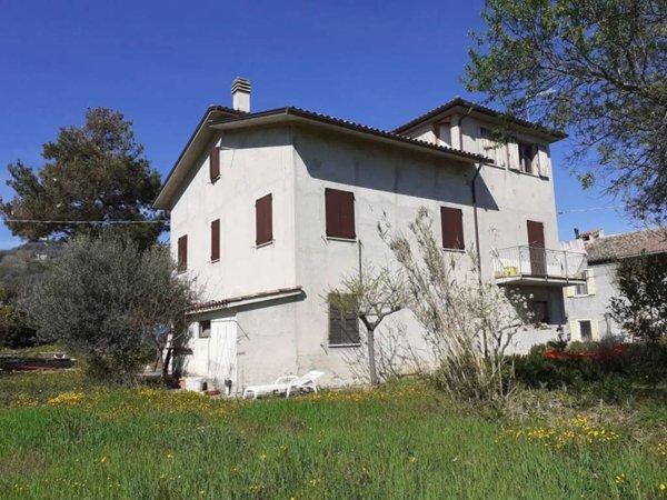 casa indipendente in vendita a Cingoli