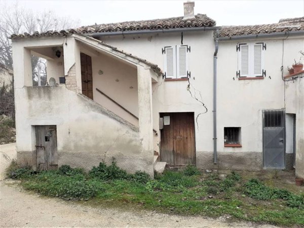 casa indipendente in vendita a Cingoli in zona Troviggiano