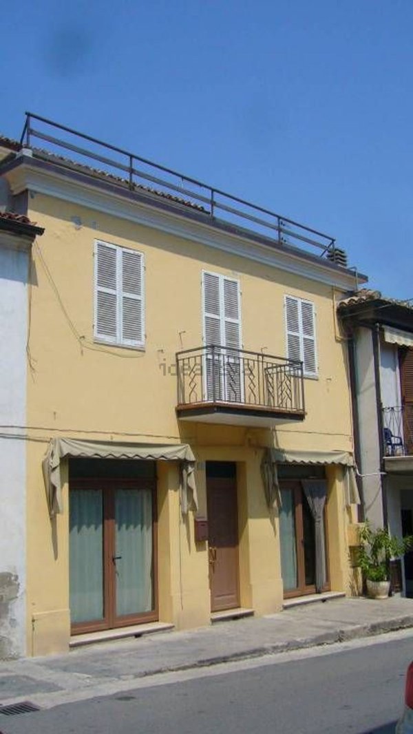 casa indipendente in vendita a Cingoli in zona Strada
