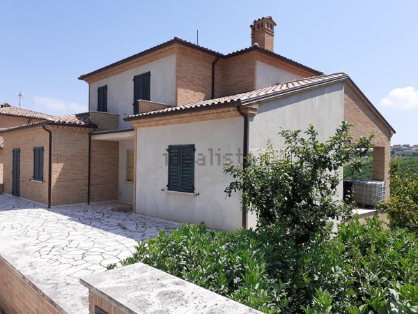 casa indipendente in vendita a Cingoli