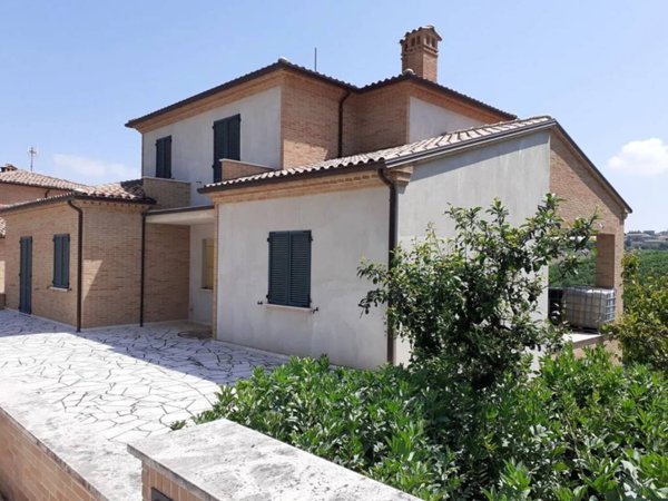 casa indipendente in vendita a Cingoli