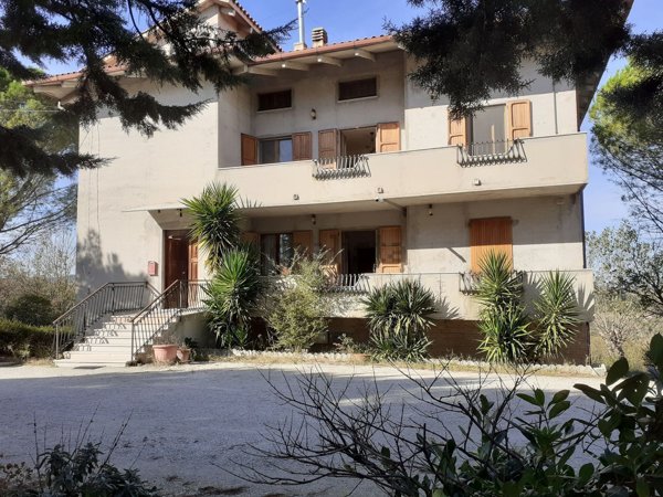 casa indipendente in vendita a Cingoli