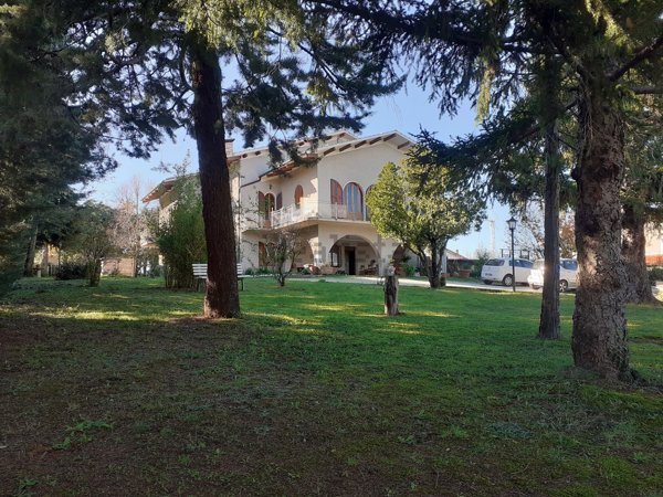 casa indipendente in vendita a Cingoli