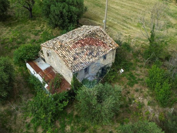 casa indipendente in vendita a Cingoli in zona Avenale