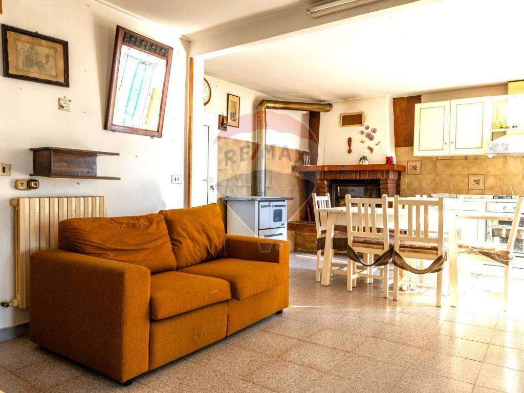 casa indipendente in vendita a Cingoli in zona Torre