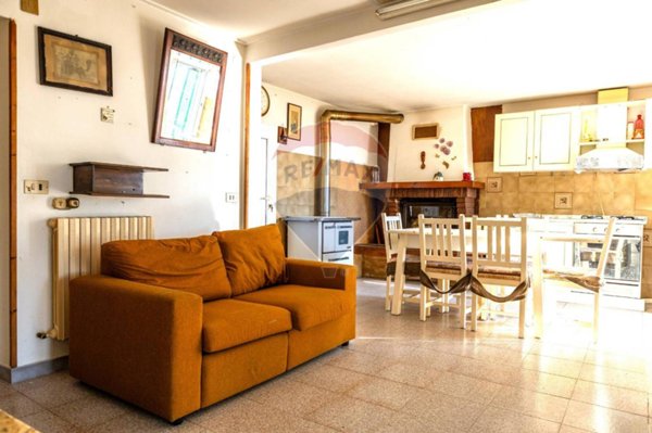 casa indipendente in vendita a Cingoli in zona Torre