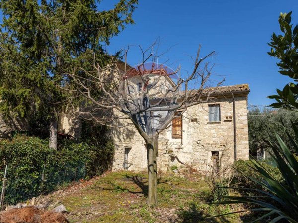 casa indipendente in vendita a Cingoli