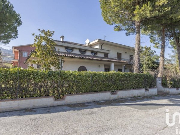 casa indipendente in vendita a Cingoli