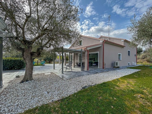 casa indipendente in vendita a Cingoli