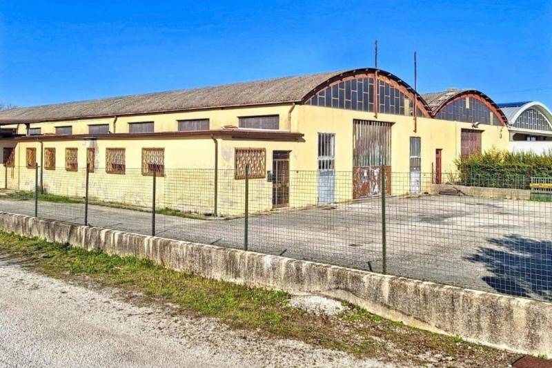 locale commerciale in vendita a Cingoli in zona Troviggiano