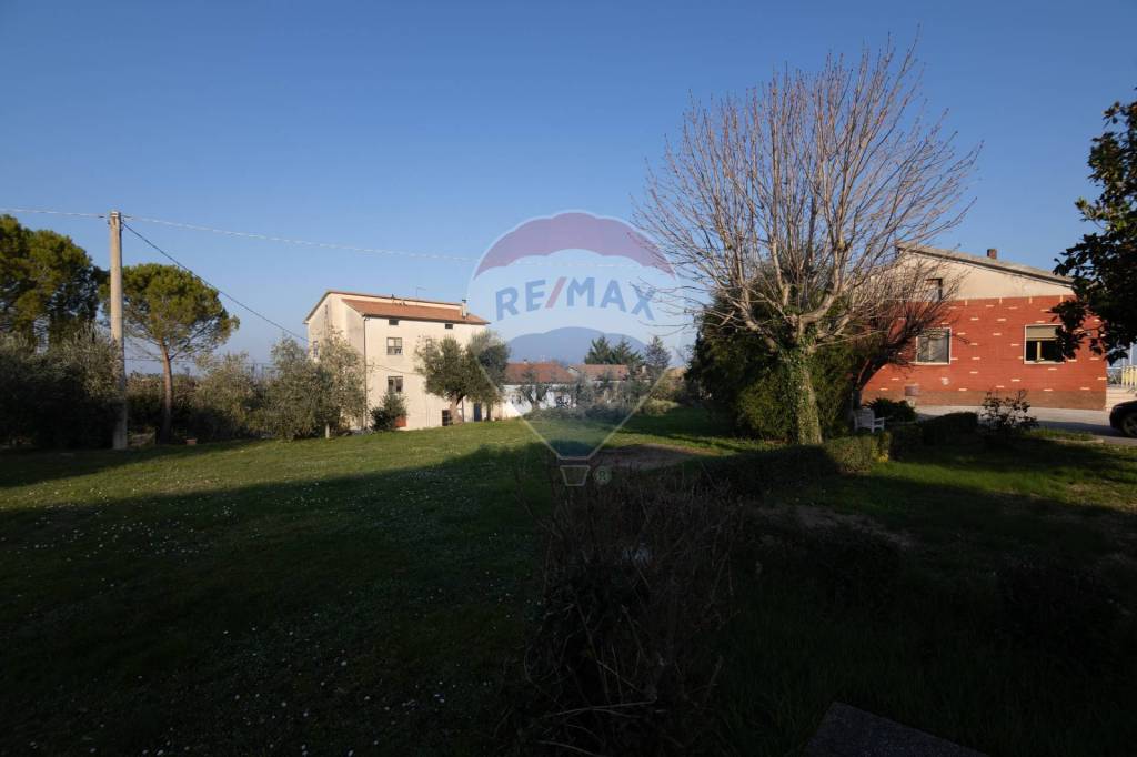 casa indipendente in vendita a Cingoli in zona Torre