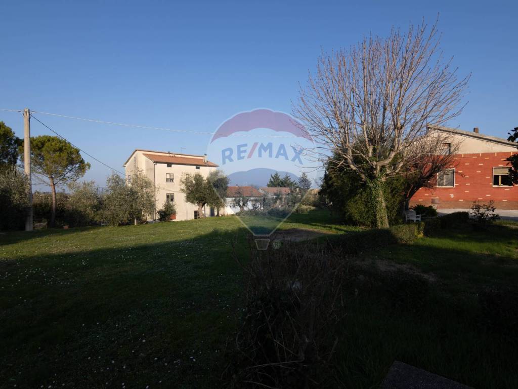 casa indipendente in vendita a Cingoli in zona Torre