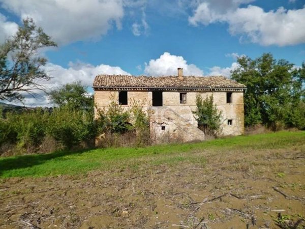 casa indipendente in vendita a Cingoli in zona Pozzo