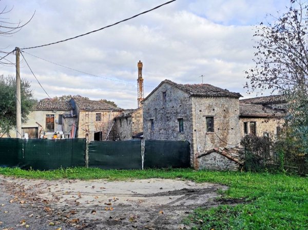 casale in vendita a Cingoli in zona Strada