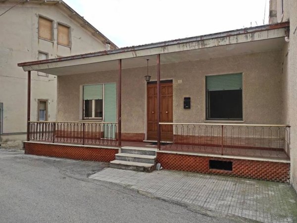 casa indipendente in vendita a Cingoli