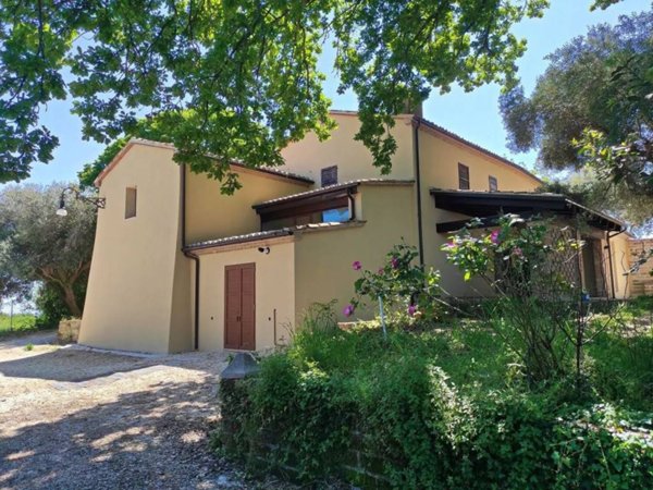 casa indipendente in vendita a Cingoli