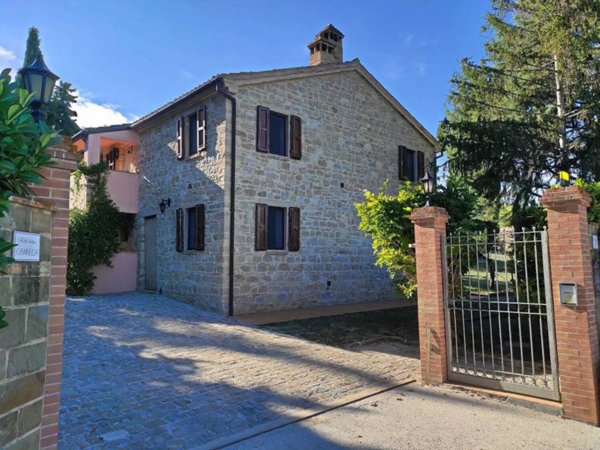 casa indipendente in vendita a Cingoli