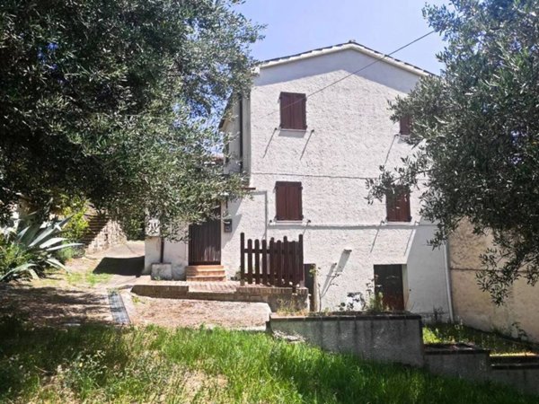 casa indipendente in vendita a Cingoli in zona Torre