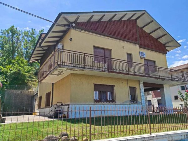 casa indipendente in vendita a Cingoli